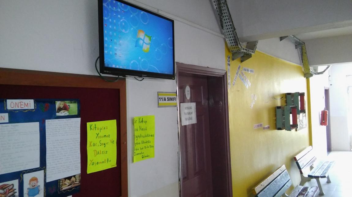 Pansiyonda kalan öğrencileri bilgilendirme amaçlı iki tane LCD ekran kurulumu yaptık.